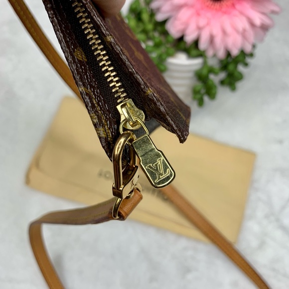 LOUIS VUITTON Monogram Bucket Pouch GM with Louis Vuitton Strap- removable - Picture 9 of 16